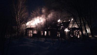 В посёлке Ухолово полностью сгорел нежилой дом