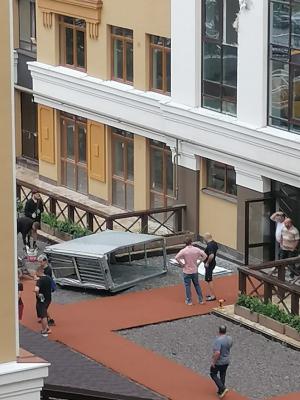 В Рязани с крыши новостройки упала вентиляционная конструкция