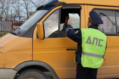 В Рязани водитель закрыл пассажиров в маршрутке на время разборок с инспектором ДПС