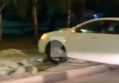 В Рязани на улице Вокзальной автомобиль повис на бордюре