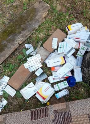 В Канищево заметили детей, которые ели во дворе выброшенные таблетки