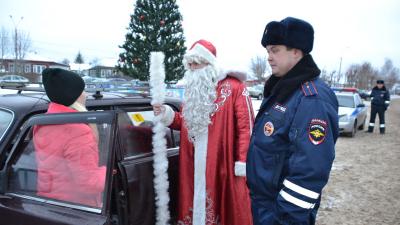 Дед Мороз проверил автодокументы у водителей в Спас-Клепиках