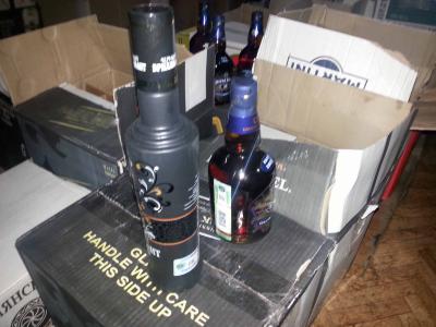 Рязанец организовал бойкую торговлю палёным алкоголем у себя в гараже
