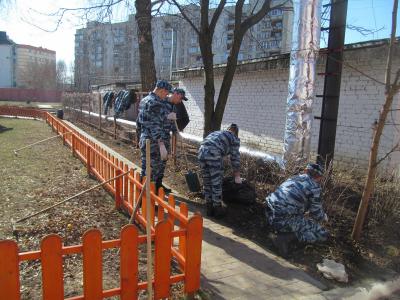 Бойцы ОМОН расчистили детскую площадку Рязанского дома ребёнка