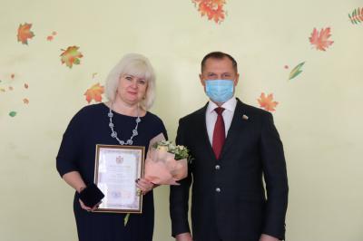 Игорь Мурог поздравил с юбилеем воспитателя детского сада №80