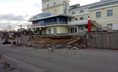 На инженерные изыскания для подпорки стены у бывшего ТЦ «Полсинаут» потратят почти миллион рублей