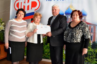 Сотрудники рязанского ПФР передали луганским детям гуманитарный груз