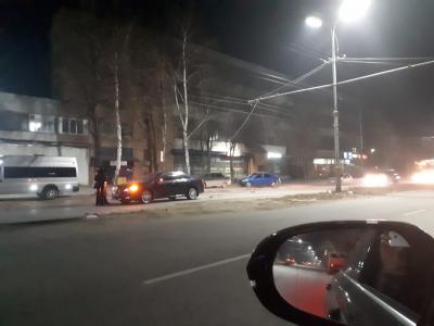 В Рязани троллейбусные провода упали на автомобиль