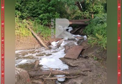 В Рязани сфотографировали густую пену в реке Трубеж