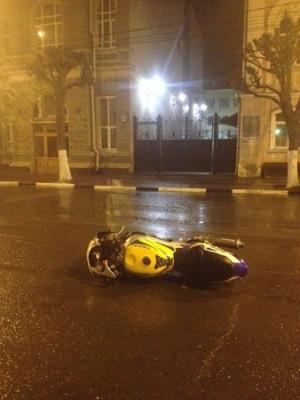 В Рязани при столкновении двух мотоциклов девушка-подросток вылетела на УАЗ
