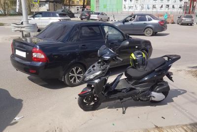 На улице Спортивной в Рязани скутер врезался в легковушку