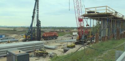 Подрядчик начал сооружать основания опор нового моста через реку Оку