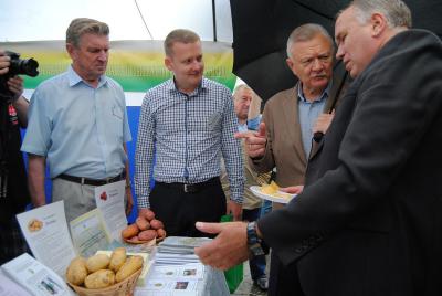 Олег Ковалёв приценился к молодому картофелю на ярмарке в Рязани