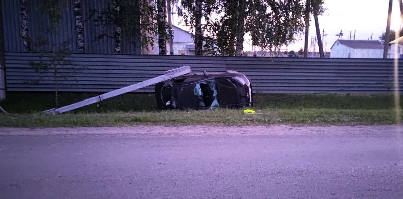 В Александро-Невском Lada Vesta протаранила столб, пострадали два человека