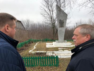 Николай Любимов поручил решить вопрос с новым памятником погибшим воинам в селе Лопатино