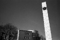 09. Стелла в Советском Союзе была самым высоким сооружением на площади. Сейчас с ней, похоже, может конкукрировать новый торговый центр. title=