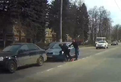 В Рязани засняли драку водителей на дороге