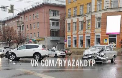 В центре Рязани жёстко столкнулись «Волга» и Toyota RAV4