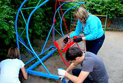 Молодогвардейцы благоустроили детский сад в Рыбном