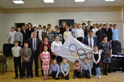 Солотчинской школе-интернату вручили доставленный из Сочи флаг Олимпиады