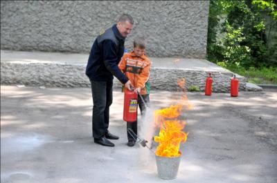 Рязанские спасатели показали детям как обращаться с огнём