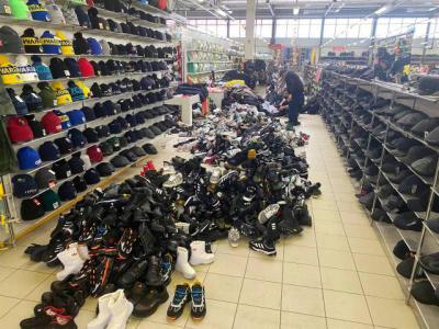 В двух магазинах Рязани изъяли контрафактную одежду и обувь