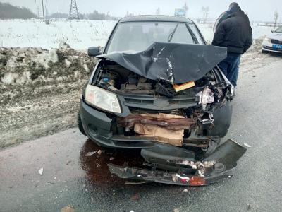 На трассе М5 близ Шилово Lada Granta врезалась в «Ниву»