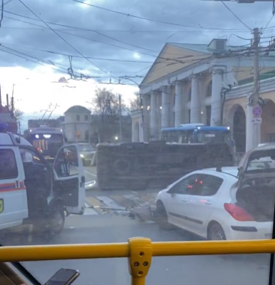 На перекрёстке в центре Рязани опрокинулся автомобиль скорой помощи