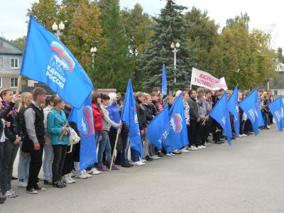 Участники агитпробега «Дорогами добрых дел» организовали уборку на мемориальном комплексе в Ряжске