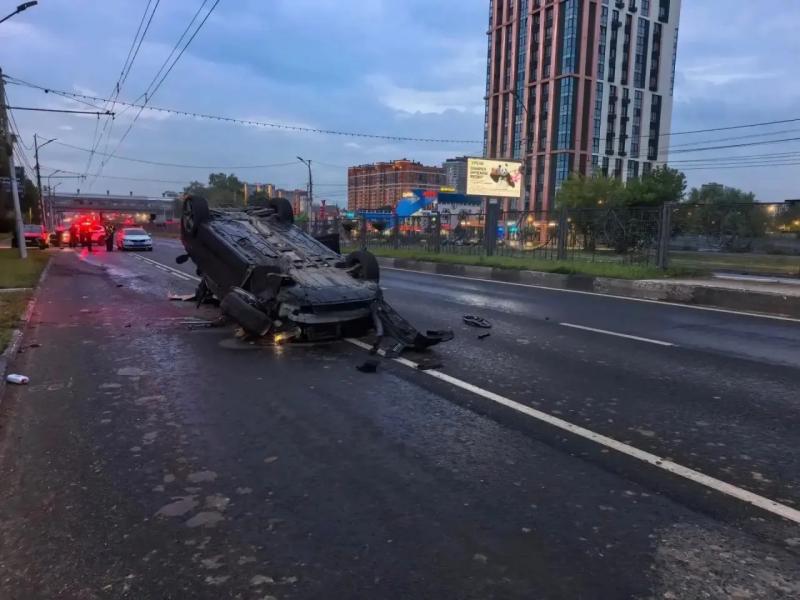 В полиции рассказали, из-за чего опрокинулся автомобиль на Московском шоссе