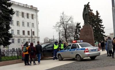 На площади Ленина иномарка врезалась в ограждение