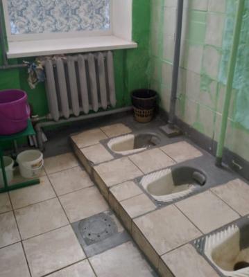 Школа в Рязанской области показала туалет без кабинок