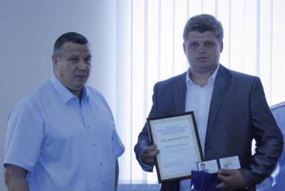 Николай Пилюгин наградил рязанца, задержавшего пьяного водителя фуры