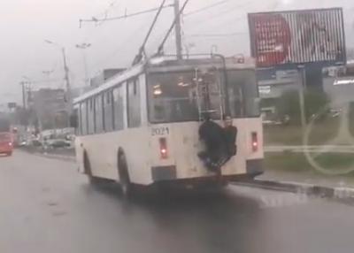 В Рязани подростки-зацеперы покатались на троллейбусе