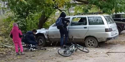На улице Зубковой в Рязани дети доламывают брошенный автомобиль 