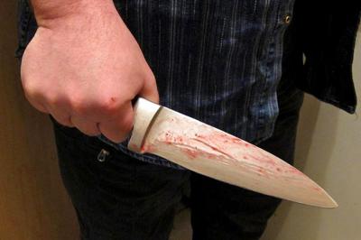 Во время застолья пьяный житель Скопина дважды пырнул приятеля ножом