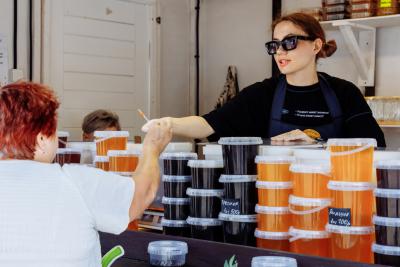 На площади Победы в Рязани заработала традиционная медовая ярмарка