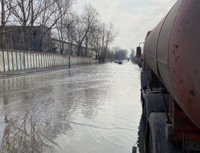 В посёлке Соколовка Рязани затопило дорогу