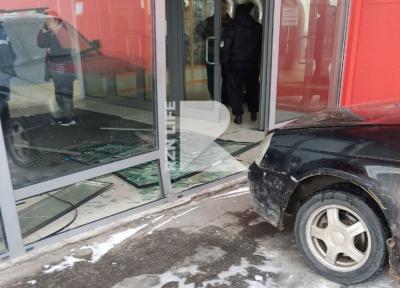 В Борках в Рязани легковушка въехала в окно торгового центра