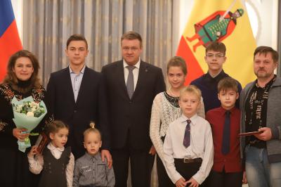 Николай Любимов наградил лучшие семьи региона