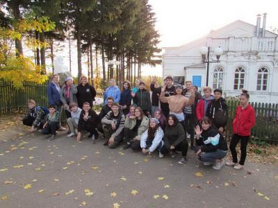 Рязанская НПК помогла школьникам провести уборку в парке музея Петра Семёнова-Тян-Шанского