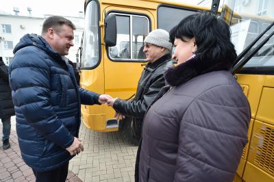 Николай Любимов передал школьные автобусы и машины «скорой» в районы