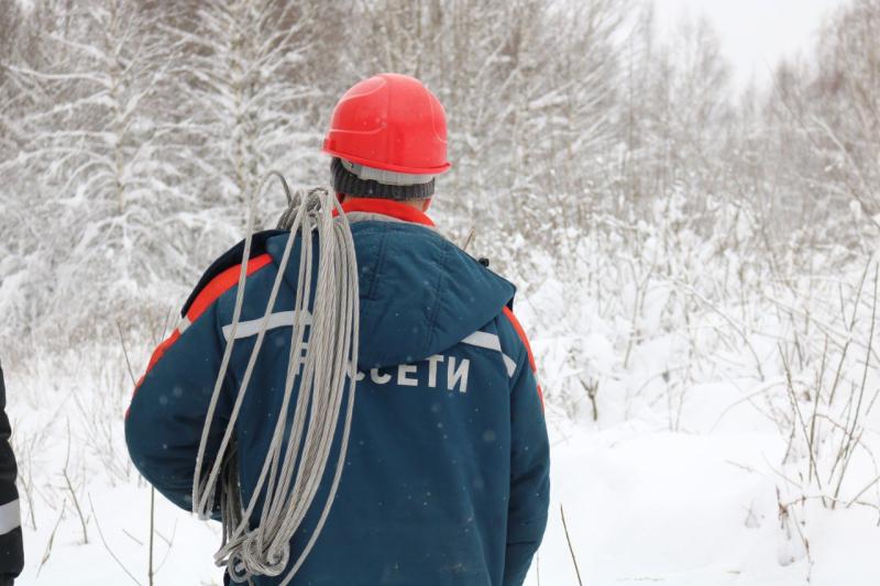 Специалисты «Рязаньэнерго» восстанавливают электроснабжение потребителей после технологического нарушения на ЛЭП 