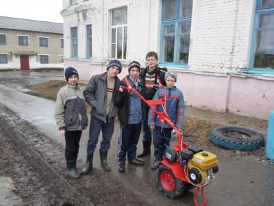 Ребята из интерната в Михайловском районе рады мотоблоку и мотокосе