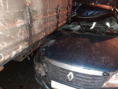 В Рязани иномарка врезалась в стоявшую фуру, пассажир легковушки погиб
