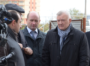 Олег Ковалёв побывал на строительстве дома для переселенцев из аварийного фонда жилья