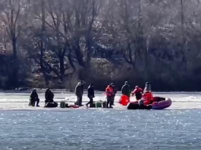 Под Калугой спасли рыбаков с отколовшейся льдины, дрейфующей по реке Оке в сторону Рязани