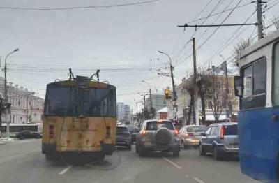Сломавшийся в центре Рязани троллейбус спровоцировал крупную пробку
