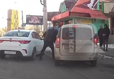 Рязанцы сняли конфликт водителей на улице Грибоедова