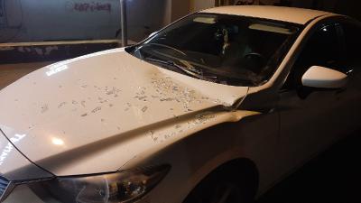 В Рязани на улице Вишнёвой на автомобиль упало окно